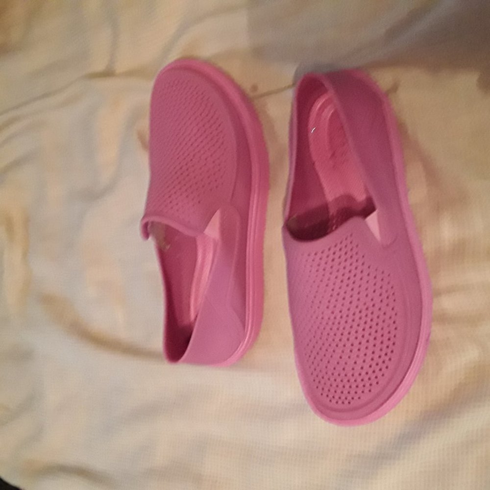 pink crocs water shoes